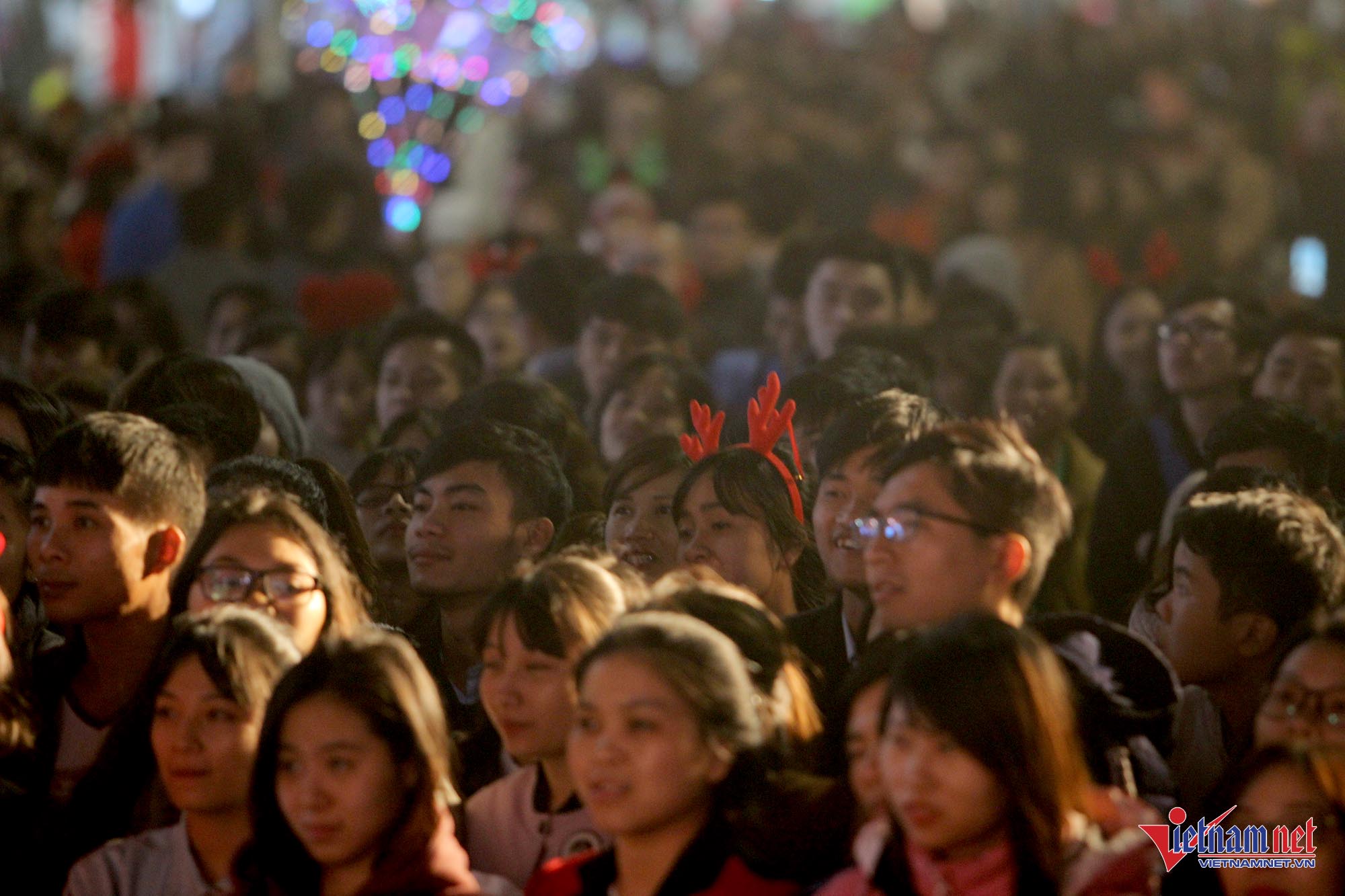 Nghìn người đi chơi Noel sớm, phố Hà Nội tắc cứng